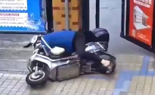 国内前十的证券公司 快递员玩手机单手骑车进小区被电动门撞倒，物业被判主责网友吵翻，律师分析双方责任